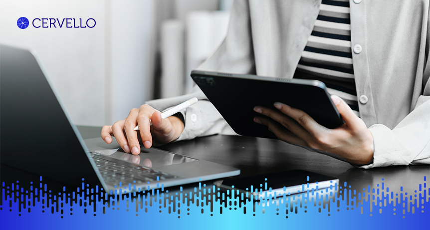 Imagem representando transformação digital com profissional usando tablet e laptop, simbolizando inovação e tecnologia no ambiente de trabalho.