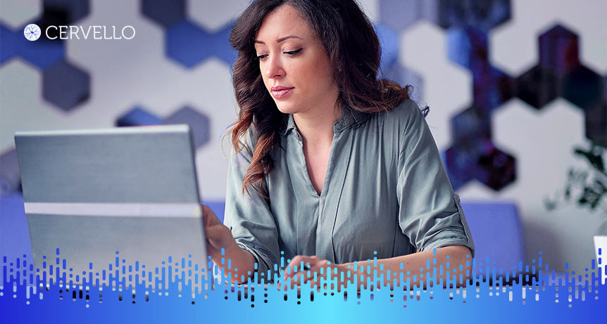 Profissional de suporte técnico atuando em help desk para empresas, ajudando equipes a resolver problemas tecnológicos de forma eficiente.