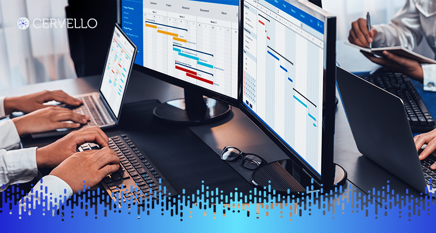 Imagem mostrando profissionais de suporte ao cliente usando computador com interface de gestão de atendimento ao cliente e planejamento de tarefas.