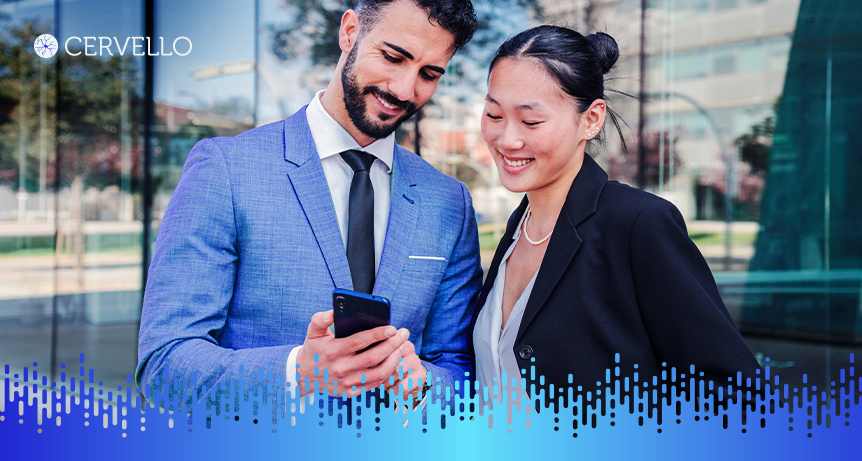 Profissional de campo de serviços de tecnologia usando smartphone em ambiente externo, ilustrando a gestão eficiente no field service.