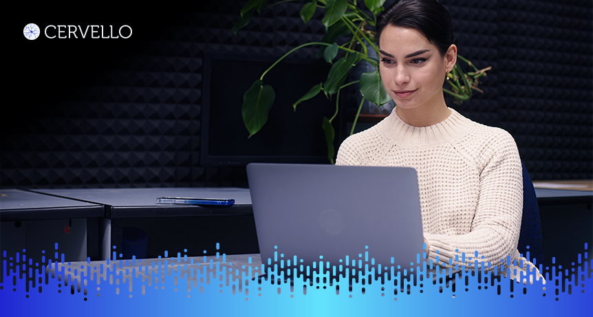 Mulher trabalhando em computador durante processo de automação empresarial, simbolizando eficiência na automação de uma empresa.