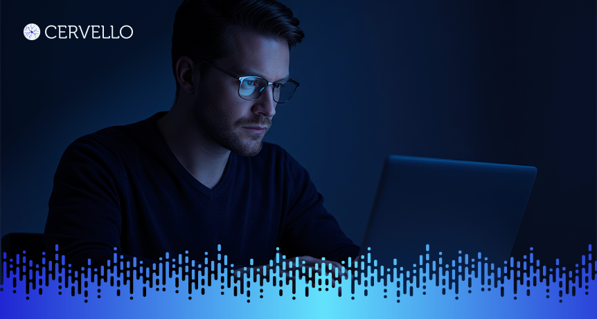 Imagem de um homem usando óculos e concentrado em um laptop, representando gestão de ativos de TI, com elementos digitais e tecnologia ao fundo.