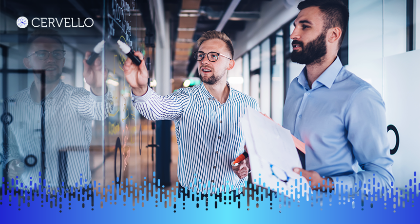 Duas pessoas discutindo estratégias de gestão de problemas em um ambiente corporativo moderno, com quadro branco e fórmula matemática ao fundo.