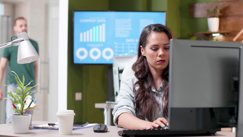 Gestor analisando indicadores de Service Desk eficiente